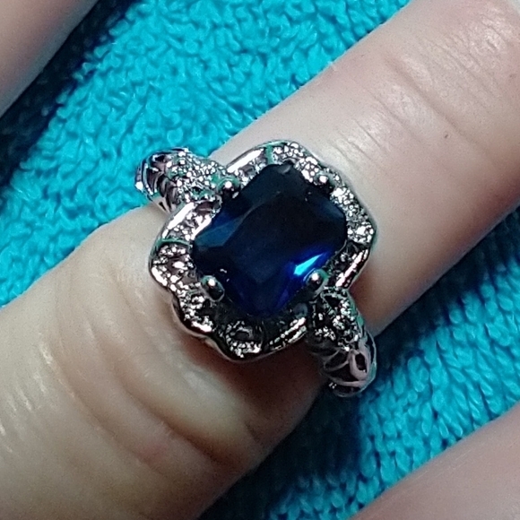 Silvertone blue stone intricate ring - Picture 5 of 5